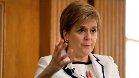 La escocesa Nicola Sturgeon deja al primer ministro: "El momento de irse es ahora"