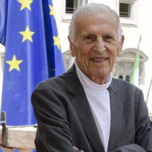 Mario Negri controcorrente, l’istituto di ricerca fondato da Garattini non brevetta i farmaci e vince la Medaglia di Edimburgo