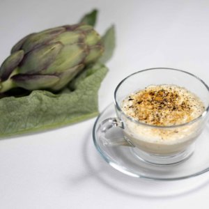 Das Rezept für Artischocken-Cappuccino von Küchenchef Nicola Bandi, eine raffinierte Vorspeise mit soliden Aromen