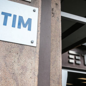 Borsa ultime notizie: Tim accelera dopo l’offerta del Mef su Sparkle, bene i petroliferi. Listini contrastati dopo Fed e inflazione