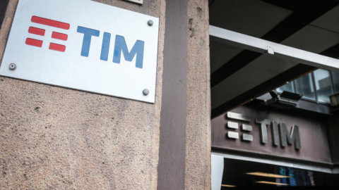 Borsa ultime notizie: Tim di nuovo in discesa. Enel e Stellantis in evidenza. Oro e Bitcoin proseguono la corsa