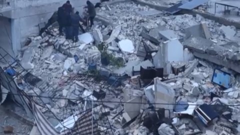 Gempa bumi di Turki dan Suriah: dua guncangan kuat berkekuatan 7.8 dan 7.5, ribuan orang tewas dan terluka. Erdogan: "Bencana terbesar sejak 1939"