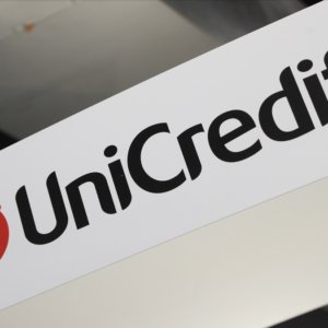Unicredit si allea con Alpha Bank: fusione in Romania e partnership in Grecia