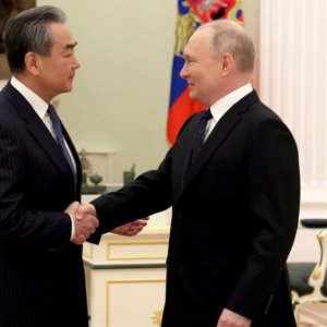 A China não escapa da ambigüidade, Wang Yi na Rússia: “Não desista dos esforços de paz. Não à interferência em nossos relacionamentos”