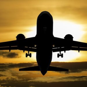 Volare non piace più, costa troppo ed è un lusso climatico: nasce così la No-jet-set generation