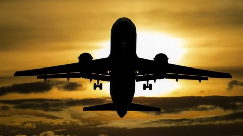 Volare non piace più, costa troppo ed è un lusso climatico: nasce così la No-jet-set generation
