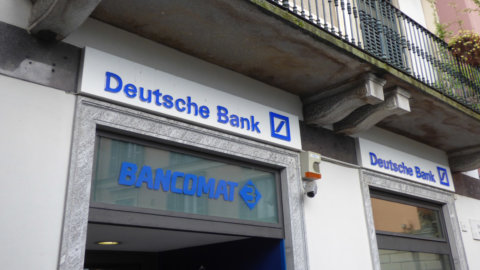 Deutsche Bank, prima perdita trimestrale in 4 anni: pesa il contenzioso Postbank. Il titolo crolla in Borsa, ma il ceo rassicura