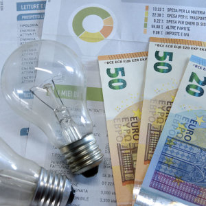 Bolletta luce, quella italiana è la più cara d’Europa: Governo bocciato per le politiche sul clima