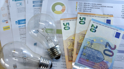 Birocrația: companiile de energie electrică împotriva Regiunilor care blochează autorizații și investiții verzi