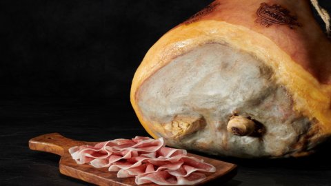 Prosciutto di Parma DOP: regulasi baru, meningkatkan curing dan berat, menurunkan salinitas