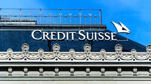 Credit Suisse cerca la salvezza nella fusione con Ubs: trattative nel weekend per le nozze