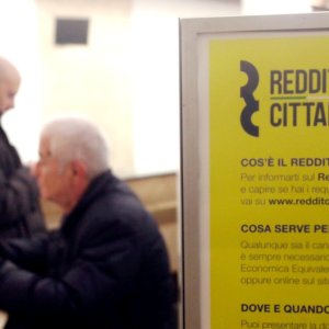 Reddito di cittadinanza, l’Inps prepara altri 80 mila sms. A rischio anche l’Assegno unico: ecco cosa fare