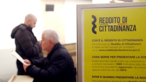 Reddito di cittadinanza, l’Inps prepara altri 80 mila sms. A rischio anche l’Assegno unico: ecco cosa fare