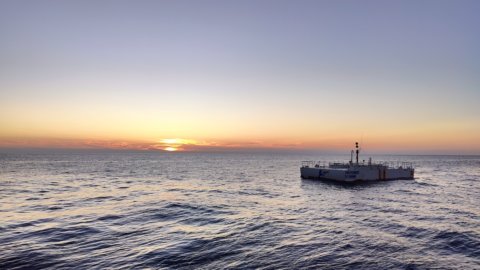 Eletricidade das ondas do mar: Eni instala e testa o primeiro aparelho em Pantelleria