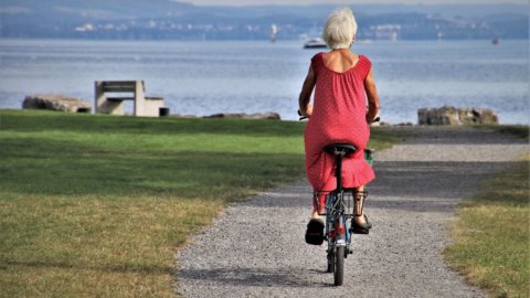 Mulher andando de bicicleta no parque