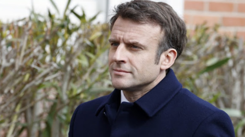 La Francia in fiamme ha voglia di normalità ma tra Macron e i sindacati chi avvierà il disgelo?
