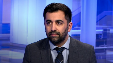 Scozia, Humza Yousaf è il nuovo leader degli indipendentisti e futuro primo ministro