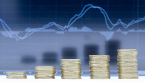 Borsa ultime notizie: segnali positivi da inflazione e Pil, ma le trimestrali frenano i listini. A Milano occhi su Stellantis