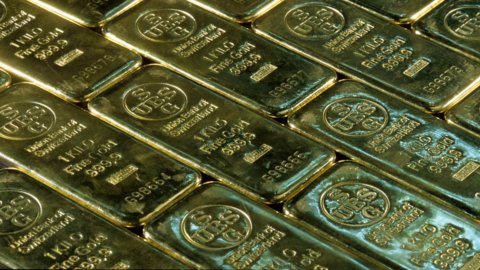 Borsa 4 dicembre chiusura: volano oro e Bitcoin, Wall Street in forte rosso, a Piazza Affari svetta Mps