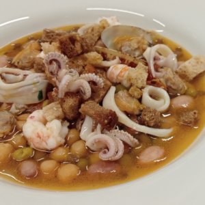 La receta de Marco Caldora para la sopa de legumbres y mariscos, recordando los Trabocchi de D'Annunzio