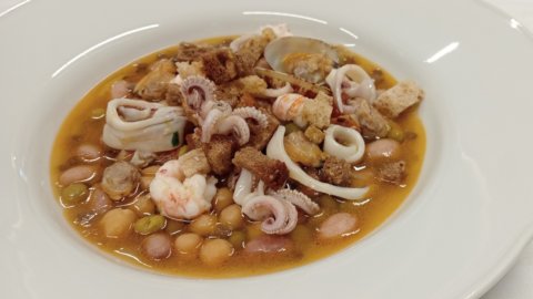 A receita de sopa de leguminosas e frutos do mar de Marco Caldora, lembrando o Trabocchi de D'Annunzio