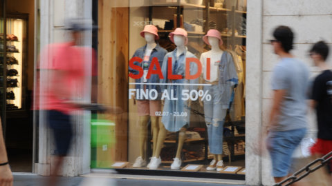 Saldi tutto l’anno e promozioni: il governo frena dopo la rivolta dei commercianti. Cosa c’è nel Ddl Concorrenza