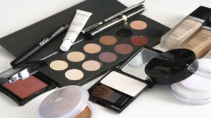 Cosmetica: misto di trucchi per donna