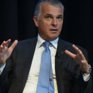 Ubs-Credit Suisse: Ermotti ingin tutup pada bulan Mei. Laba dibelah dua karena aset beracun AS