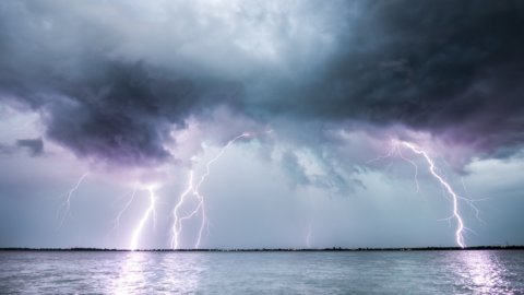 ÚLTIMAS NOTICIAS BOLSAS: Europa ko, tormenta en los bancos. Los rendimientos de Btp y Bund están disminuyendo, el diferencial está aumentando