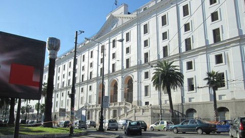 Naples voit la relance du Palazzo Fuga. L'ancien Albergo dei Povera devient un centre polyvalent