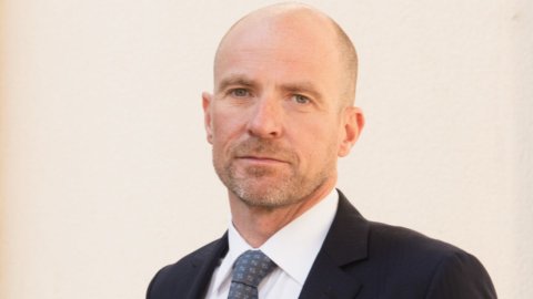 „Die Reichen investieren so: 60 % in Anleihen und 30 % in Aktien“. Es spricht Andrea Ghidoni, General Manager von Intesa Sanpaolo Private Banking