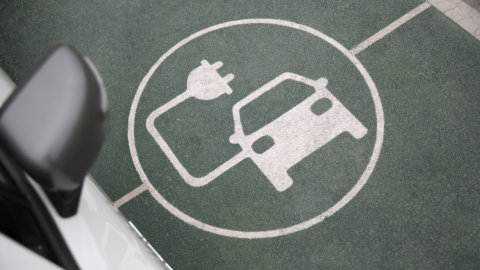 Incentivi auto, il governo dice stop. Urso: “Ecobonus inefficace, non verrà rinnovato”