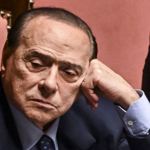 Epoca lui Berlusconi care a reprezentat punctele tari și slăbiciunile italienilor până la puterea maximă a luat sfârșit