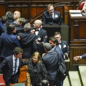 Parlamento approva il Def e lo scostamento di bilancio da 3,4 miliardi nel 2023: zuffa alla Camera