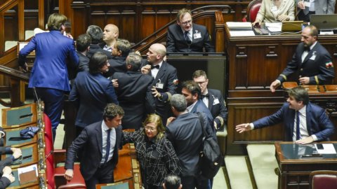 Parliament approves the Def and the budget deviation from 3,4 billion in 2023: scuffle in the Chamber