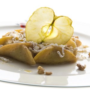 Gastronomische Raritäten - das Rezept von Küchenchef Marco Furlano: Cjarsons, die würzigen, süß-pikanten Ravioli von den Gnomen Karniens