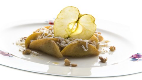 Gastronomische Raritäten - das Rezept von Küchenchef Marco Furlano: Cjarsons, die würzigen, süß-pikanten Ravioli von den Gnomen Karniens