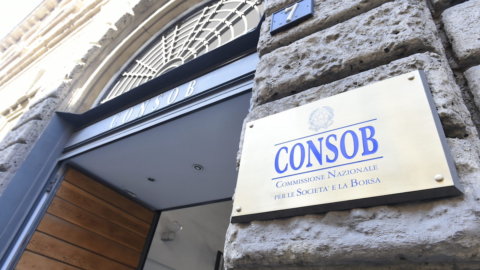 Consob, più donne nei cda ma solo il 2% ai vertici. In calo gli investitori esteri nelle quotate