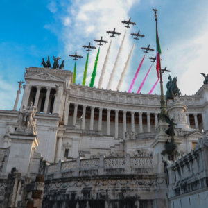 Mattarella: "今も、常にレジスタンス". 25 月 XNUMX 日のフルスクエア。 Meloni: 「ファシズムと相容れない権利」