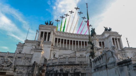 Mattarella: "Agora e sempre Resistência". Praças cheias para o dia 25 de abril. Meloni: "Direita incompatível com o fascismo"