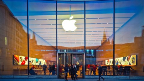 Apple: utili e ricavi giù ma meno del previsto e il titolo sale, maxi buyback da 110 miliardi. Perché la Cina rallenta Cupertino