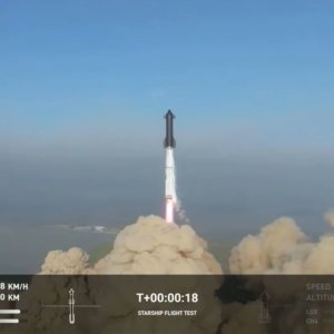 SpaceX: イーロン マスクの半分の成功。 スターシップは打ち上げられたが、4分後に爆発した