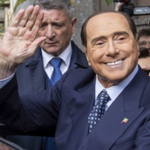 Perpisahan dengan Silvio Berlusconi, protagonis Republik Kedua, tetapi revolusi liberalnya masih belum selesai