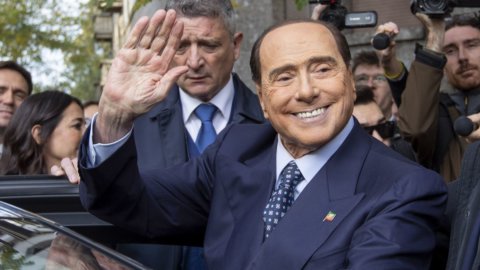 Adeus a Silvio Berlusconi, protagonista da Segunda República, mas sua revolução liberal ficou inacabada