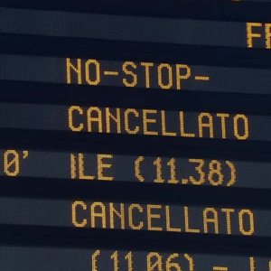 Caos treni oggi: ritardi (fino a 3 ore) e cancellazioni da Nord a Sud. FS: “Dalle 12 ripresa dell’AV”