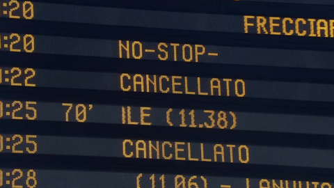 Caos treni oggi: ritardi (fino a 3 ore) e cancellazioni da Nord a Sud. FS: “Dalle 12 ripresa dell’AV”