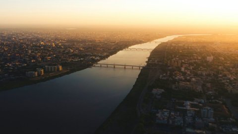 Sudan, melarikan diri dari neraka Afrika: alasan sebenarnya dari konflik yang berisiko menjadi tong mesiu raksasa