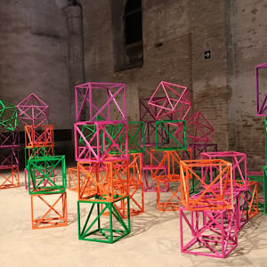 UNIQLO Tate Play, Rashaeed Araeen con 400 cubi colorati alla Tate Modern di Londra