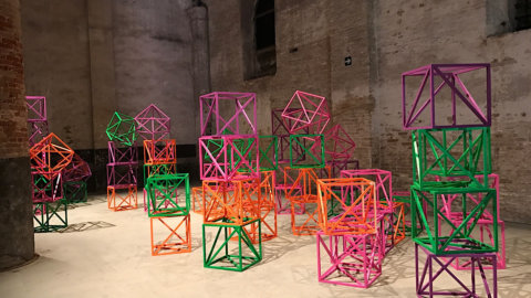 UNIQLO Tate Play, Rashaeed Araeen con 400 cubi colorati alla Tate Modern di Londra