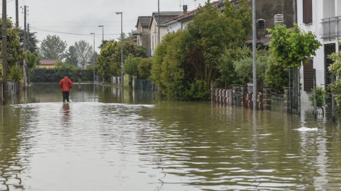 Vor einem Jahr die Flut in der Emilia Romagna: die Erinnerung, die klimatischen Ereignisse, die verzögerte Hilfe